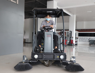 驾驶式扫地机