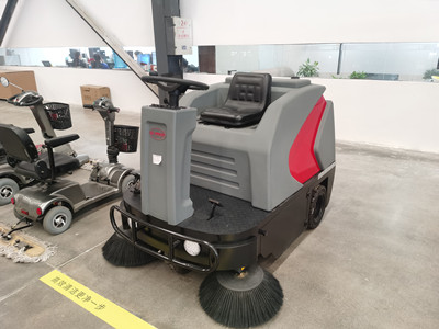 驾驶式扫地机 驾驶式扫地机